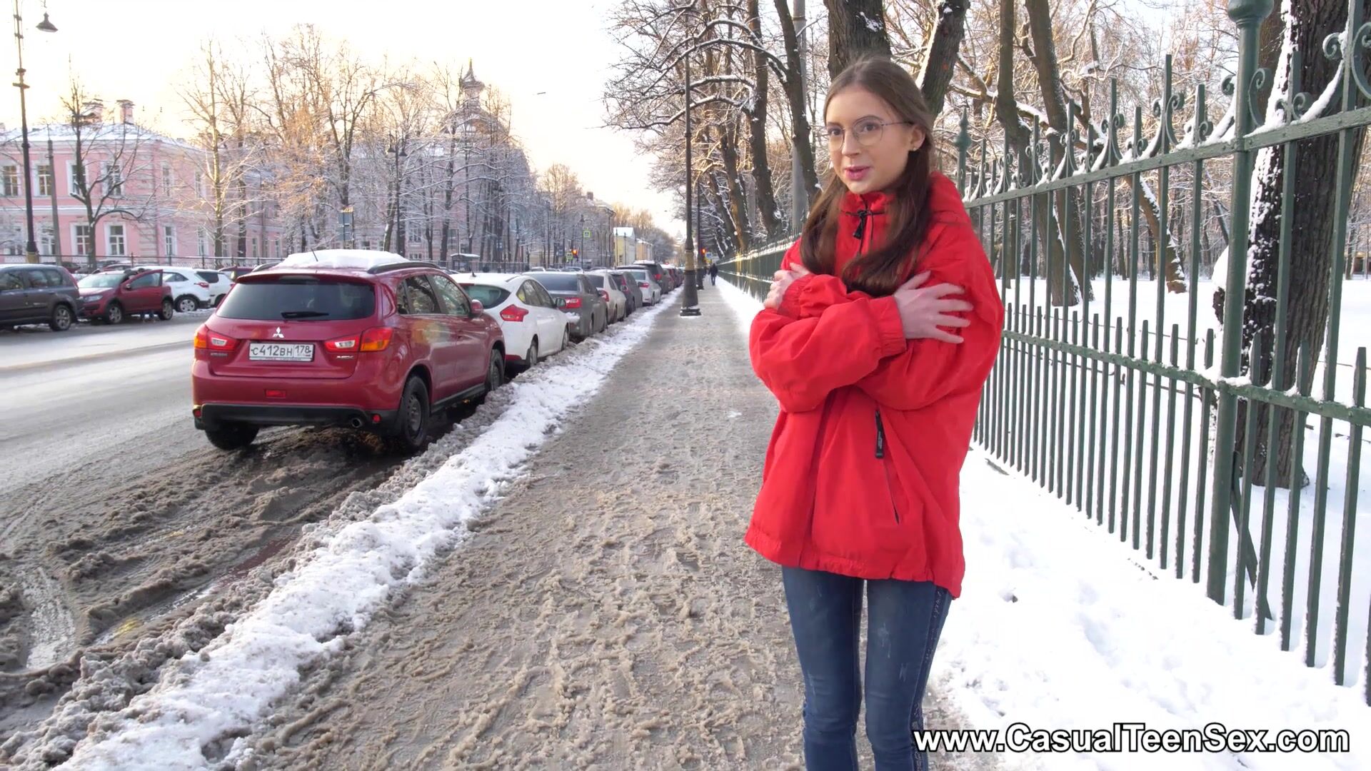 Незнакомый хуй в жопе помог понаехавшей освоиться в Петербурге | ПОРНО666